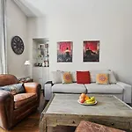 Bnbnook - Stylish 1Br - Heart Of Golden Triangle