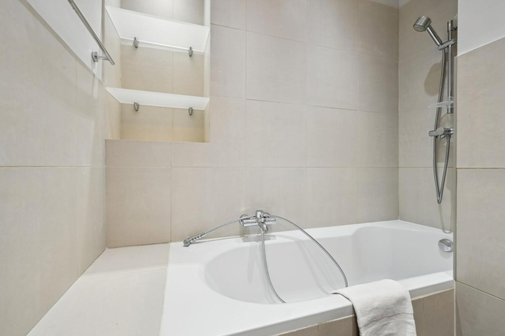 Apartment Bnbnook - Stylish 1br - Heart Of Golden Triangle *