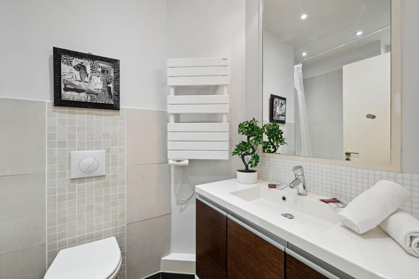 Bnbnook - Stylish 1br - Heart Of Golden Triangle Apartment Paris